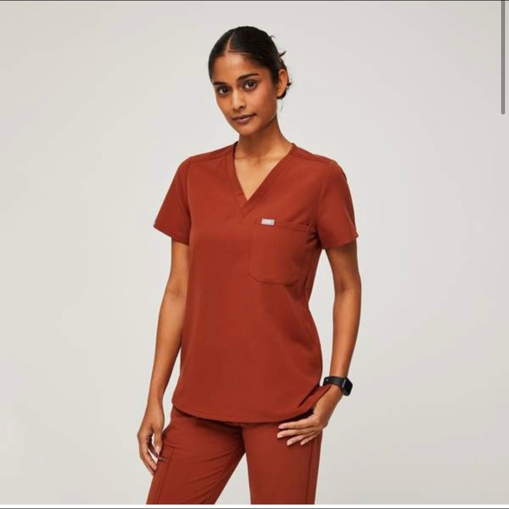 NWT | Figs Catarina One Pocket | Auburn | M